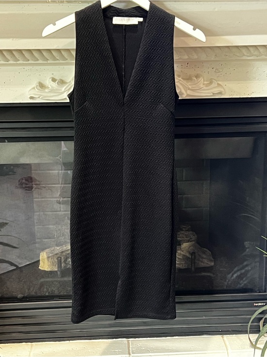 Astr Dresses & Skirts - Astr Black Textured V-Neck Midi Dress